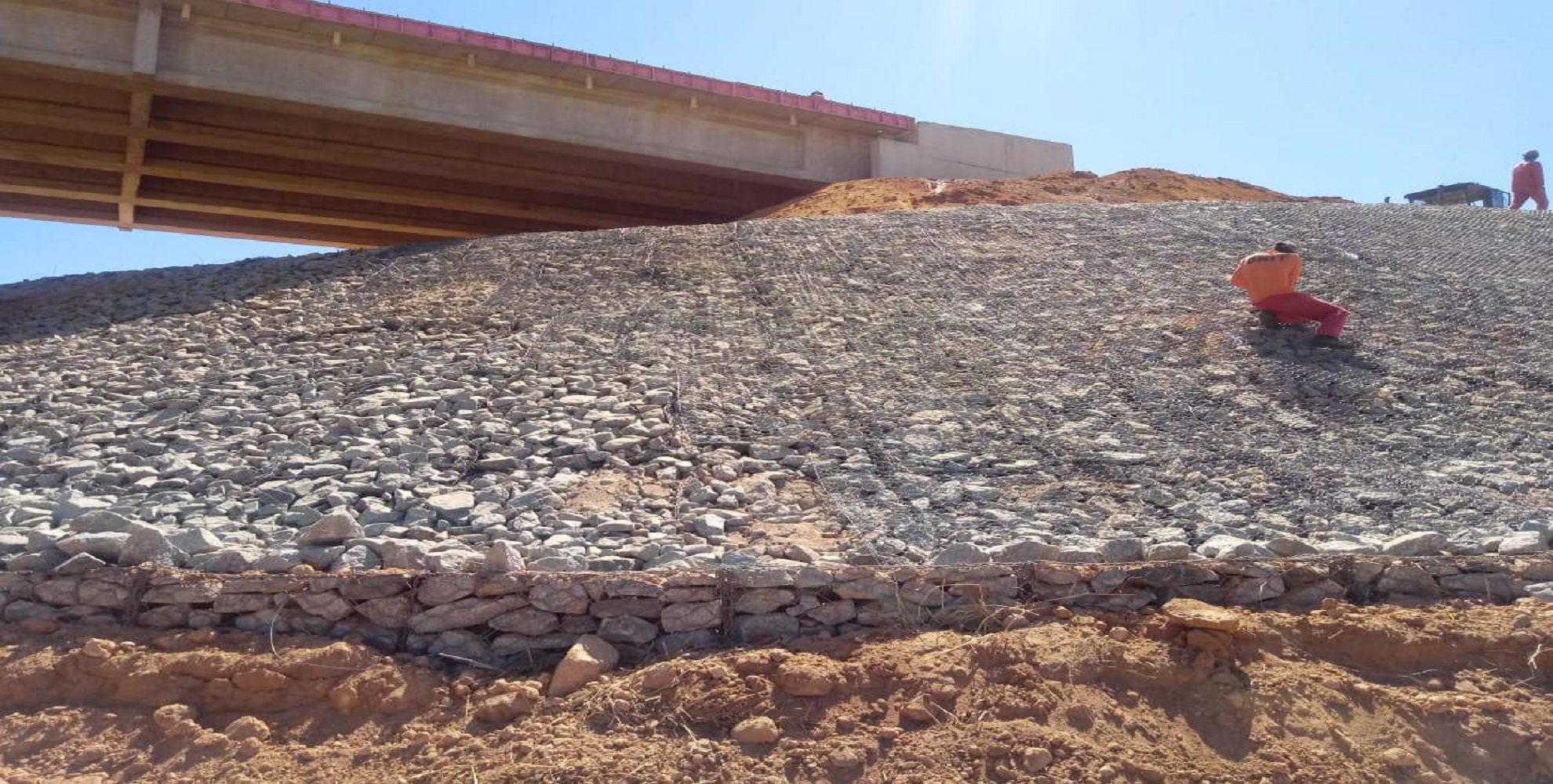 ENCABEAMENTO DE PONTE SOBRE RIO RUBIM